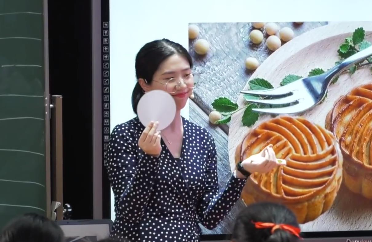 周靈，綜合語(yǔ)用課《What is round?》，五年級(jí)，自編文本