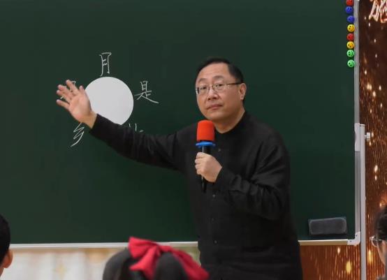 王崧舟，《最中國(guó)：月是故鄉(xiāng)明》，五年級(jí)下冊(cè)，第一單元